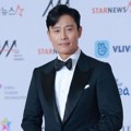 Lee Byung Hun juga terlihat hadir di Asia Artist Awards 2018.