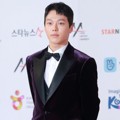 Jang Ki Yong tampil ganteng memakai jas nuansa ungu di Asia Artist Awards 2018.
