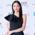 Lee Da Hee tampil anggun dengan gaun sebelah pundak terbuka di Asia Artist Awards 2018.