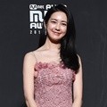 Lee Yo Won hadir di red carpet MAMA 2018 Hong Kong.