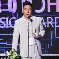 Lim Chang Jung Raih Piala Artist of the Year Bulan September
