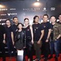 Para Pemain dan Kru Pose Bersama di Gala Premiere Film 'Foxtrot Six'