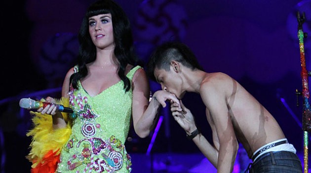Katy Perry Cium Fans Cowok di Konser Indonesia