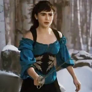 Lily Collins Dilatih Jadi Petarung di Video 'Mirror Mirror'