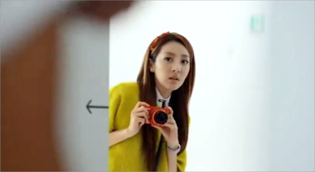 Dara 2NE1 Ketahuan Intip Cowok Buka Baju di Iklan Nikon