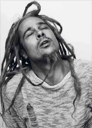 Brad Pitt Tiru Gaya Rambut Bob Marley  untuk Sesi Pemotretan