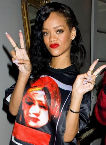 Rihanna Pamer Rambut  Extension  Baru