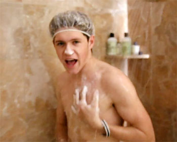 Niall One Direction Bergaya Konyol Saat Mandi di MV 'One Way Or Another'