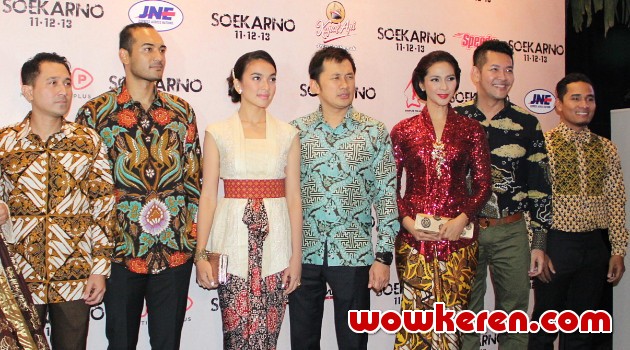 Ario Bayu Naik Mobil Bung Karno di Premiere Film 'Soekarno'
