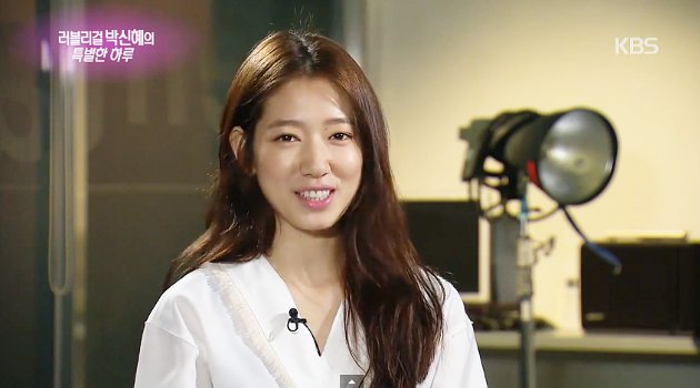 Park Shin Hye Belajar Menata Bunga Agar Feminin