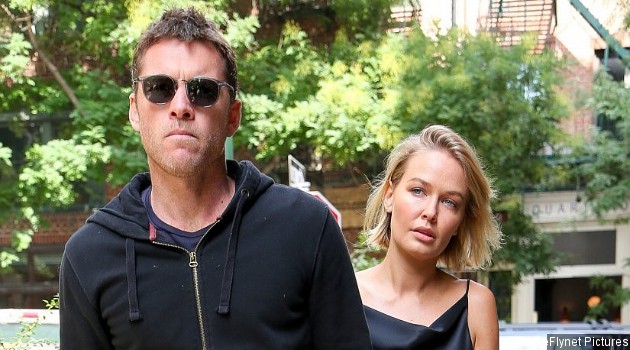 Pakai Nama Belakang Worthington, Lara Bingle Telah Dinikahi Sam?