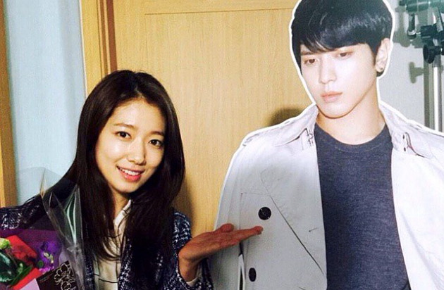 Yong Hwa Girang Reunian Bareng Park Shin Hye Di Hologram