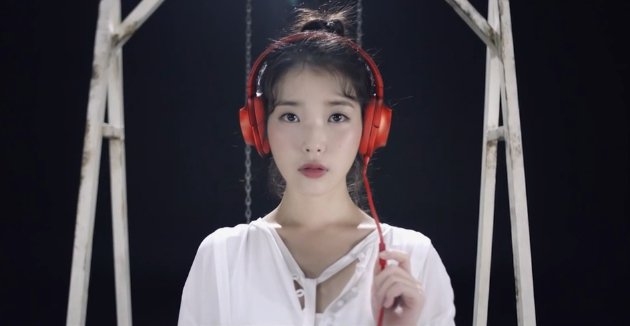 Cerianya IU Main Kuda Kudaan dan Ayunan di Teaser MV Shoes 