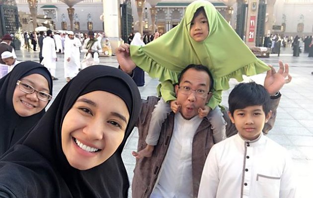 Unggah Foto Lagi Umroh, Penampilan Syari Laudya Cynthia 