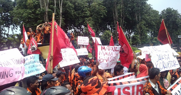 Ratusan Massa Pemuda Pancasila Demo Tak Terima La Nyalla Jadi Tersangka