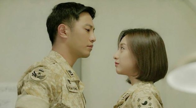 Wow, Adegan Jin Goo Peluk Kim Ji Won Di 'Descendants' Cetak Rating Tertinggi