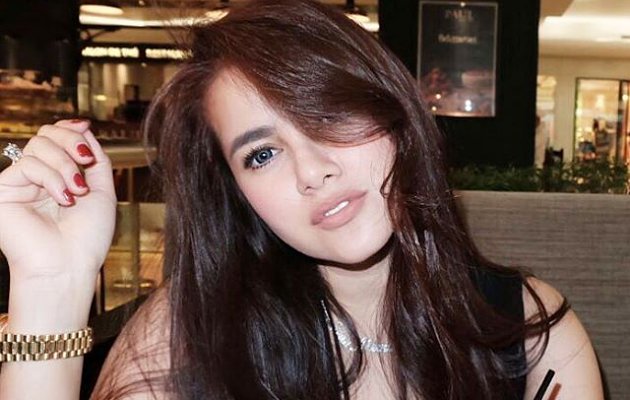 Bergaya dengan Rambut Ikal, Olla Ramlan Cantik Kebangetan