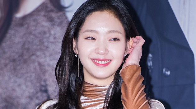 Gaun Mengkilap Bikin Silau, Kim Go Eun Dipuji Paling Cantik di Foto Ini