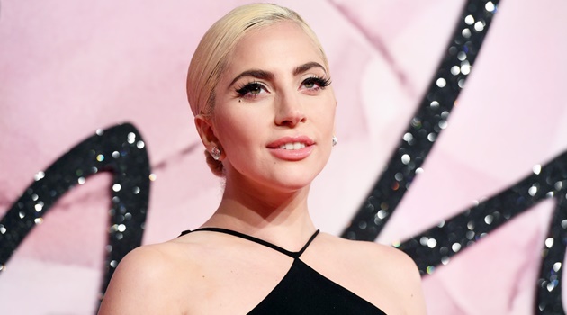 Hanya Pakai Bra Mini Lady GaGa Pede Jalan Jalan di Kota 