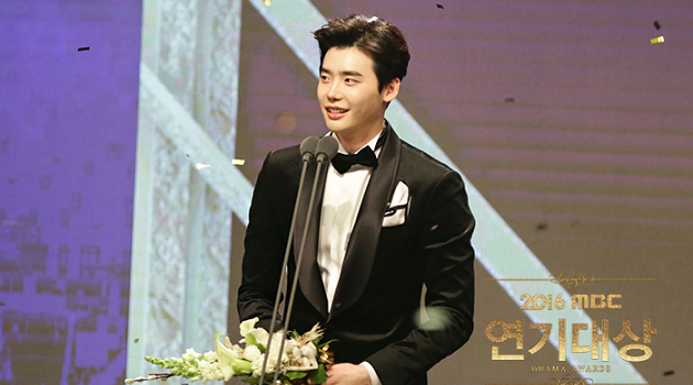 Begini Cara Lee Jong Suk Jawab Kritikan Saat Menang Daesang di MBC Drama Awards