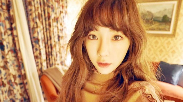 Manis Banget, Tae Yeon Bikin Terharu Pamer Surat Cinta dari Fans