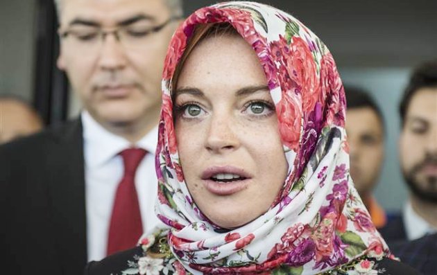 Terbang ke New York Lindsay Lohan Dipaksa Suruh Lepas Jilbab