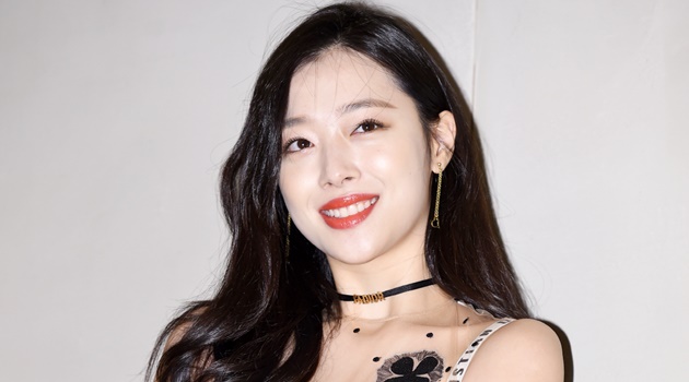 Pakai Dress Semi Transparan Sulli Lagi Lagi Jadi Sorotan