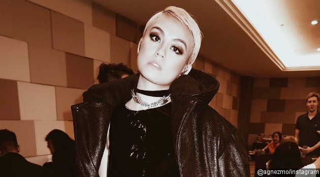 Agnes Monica Foto  Gila Teman Pamer Jari Tengah dan Taruh 