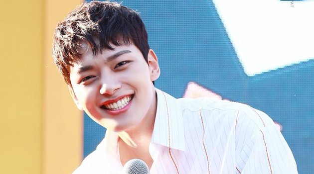 Pegang Lingerie, Yeo Jin Goo Pamer Otot Pakai Kaus Ketat 