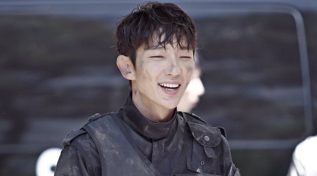 Tampil Serba Hitam Cerianya Lee Jun Ki Pamer Senyum Manis 