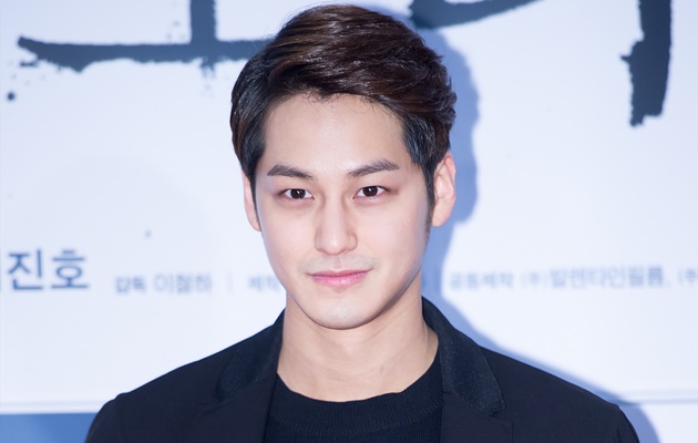 Antusias Syuting Film Bareng Kim Ji Won cs, Kim Bum Pamer Naskah