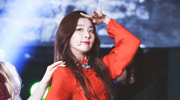 Pose dengan Rambut  Kribo Seulgi Red  Velvet  Bikin Netter 