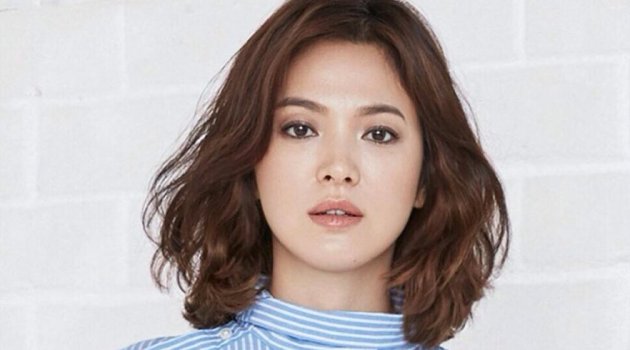 Muncul dengan Rambut  Ikal Song  Hye  Kyo  Tampil Bak Ratu di 