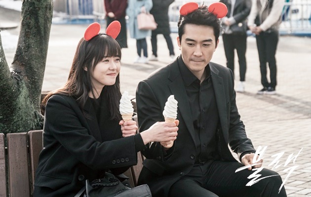  Tidur  Seranjang Song Seung Heon Pandangi Go Ara di Black 