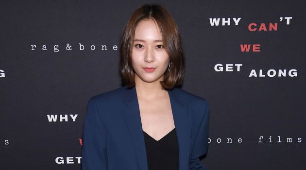 Rambut Panjang vs Bob Cantiknya Krystal Saat Jadi Model 