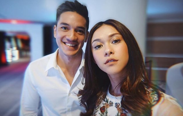 Andrew White Romantis Sisir Rambut Istri, Netter: Semoga 