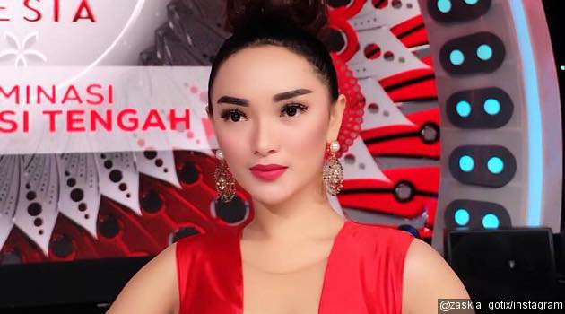 96 Koleksi Model Baju Batik Zaskia Gotik Terbaik