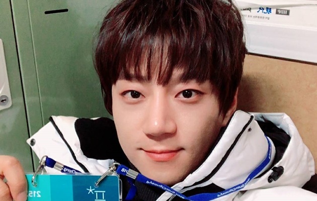 Kenang Masa Jadi Guru Vokal, Hwang Chi Yeul Senang Ketemu NU'EST di Acara Award