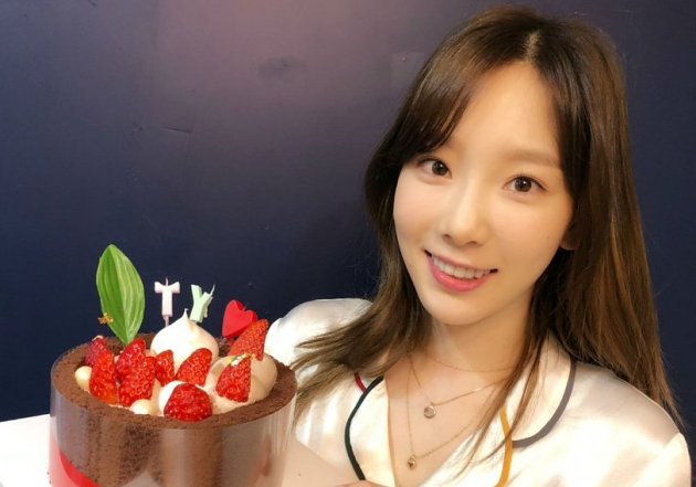 Beruntung Banget, Fans Ini Foto Bareng Tae Yeon di Tempat Parkir Usai Pesta Ultah