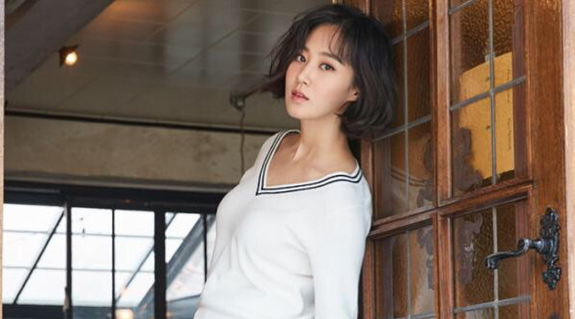 Beruntung Banget, Fans-Fans Ini Foto Bareng dan Dapat Tanda Tangan Yuri SNSD di Miami
