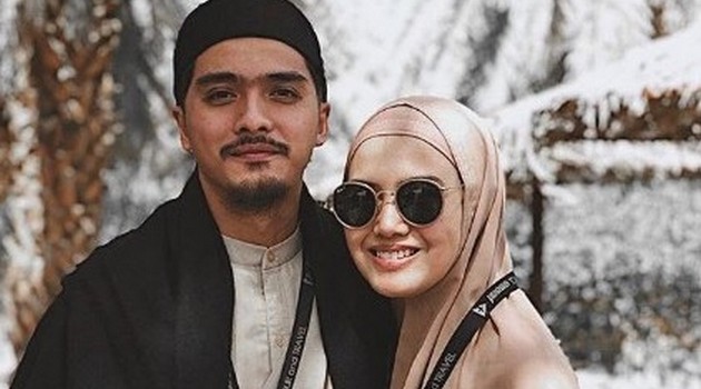  Umroh  Berdua Ricky Harun dan Herfiza Tahan Rindu  Bertemu Anak