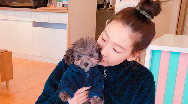 Unyu Banget, Tae Yeon Ajak Anjingnya Jalan-Jalan Ke Gedung SM