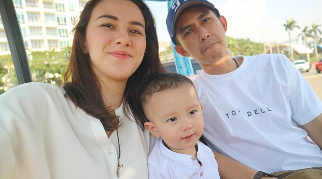 Fandy Christian dan Dahlia Poland Liburan Bareng Anak 