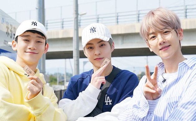 Dukung EXO-CBX, Suho dan Chanyeol Kunjungi Backstage 