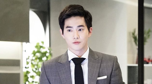 Perankan Cowok Jenius, Seriusnya Suho EXO Baca Naskah 