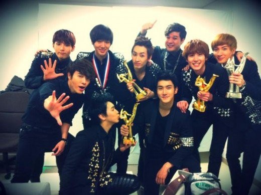  Foto  Lucu  Super Junior  dengan Piala Golden Disk Award 2021