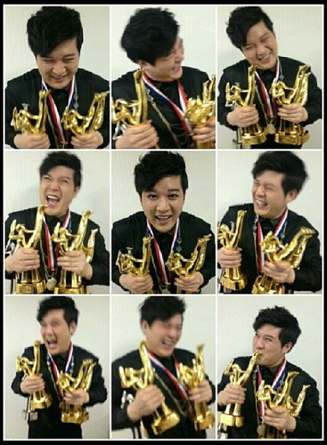  Foto  Lucu  Super Junior  dengan Piala Golden Disk Award 2021