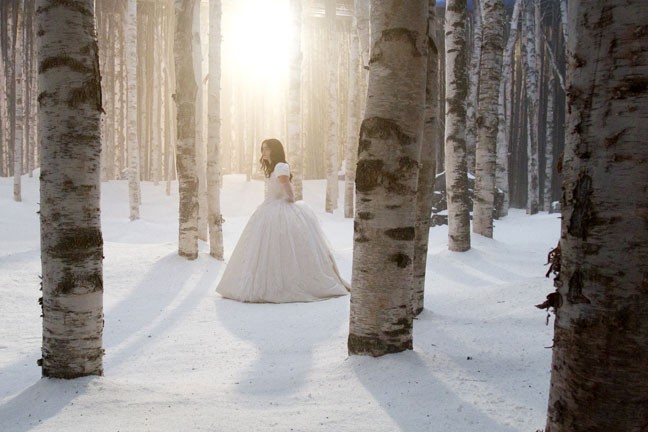 Sosok Cantik Lily Collins Sebagai Putri Salju di ' Mirror 