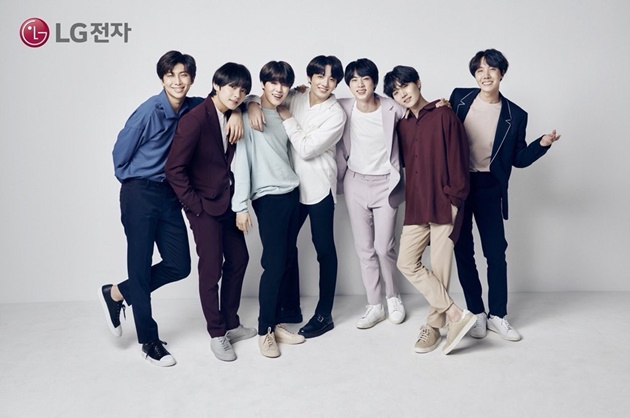 Jadi Model Brand Smartphone Terkenal BTS Bikin Gemas 