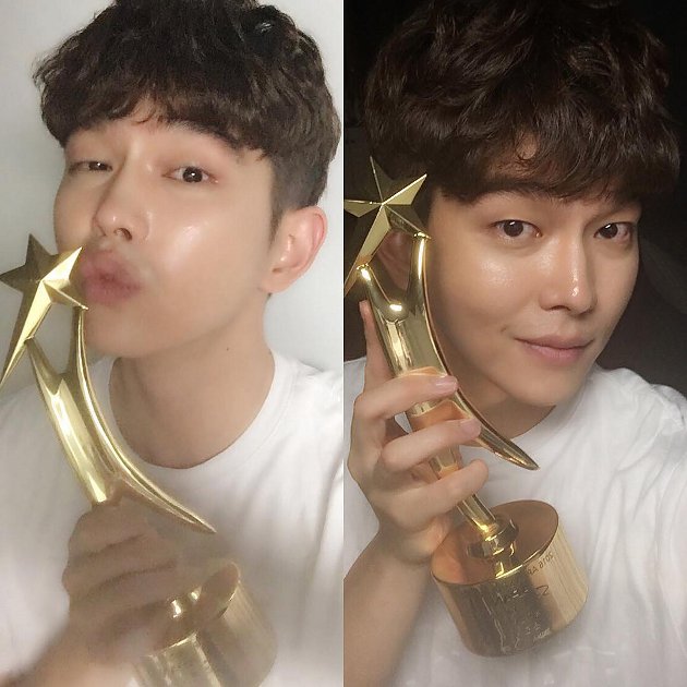 Cerianya Yoon Kyun Sang Pamer Trofi Menang APAN Star 